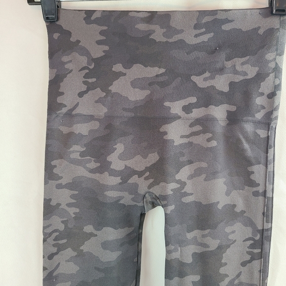 SPANX Cropped Look At Me Now Seamless Leggings Women's (S) Sage Camo - Picture 2 of 8